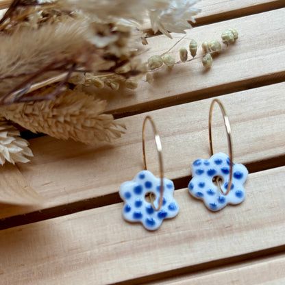 Boucles d'oreilles en céramique fleurs blanche et bleue