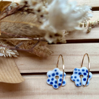 Boucles d'oreilles en céramique fleurs blanche et bleue