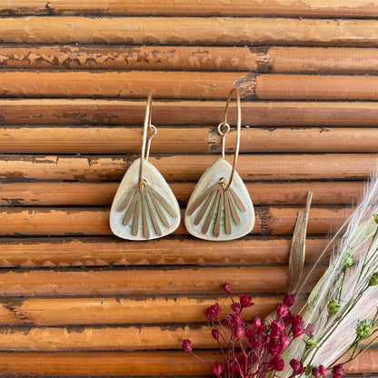 Boucles d'oreilles en céramique goutte vert clair et blanc