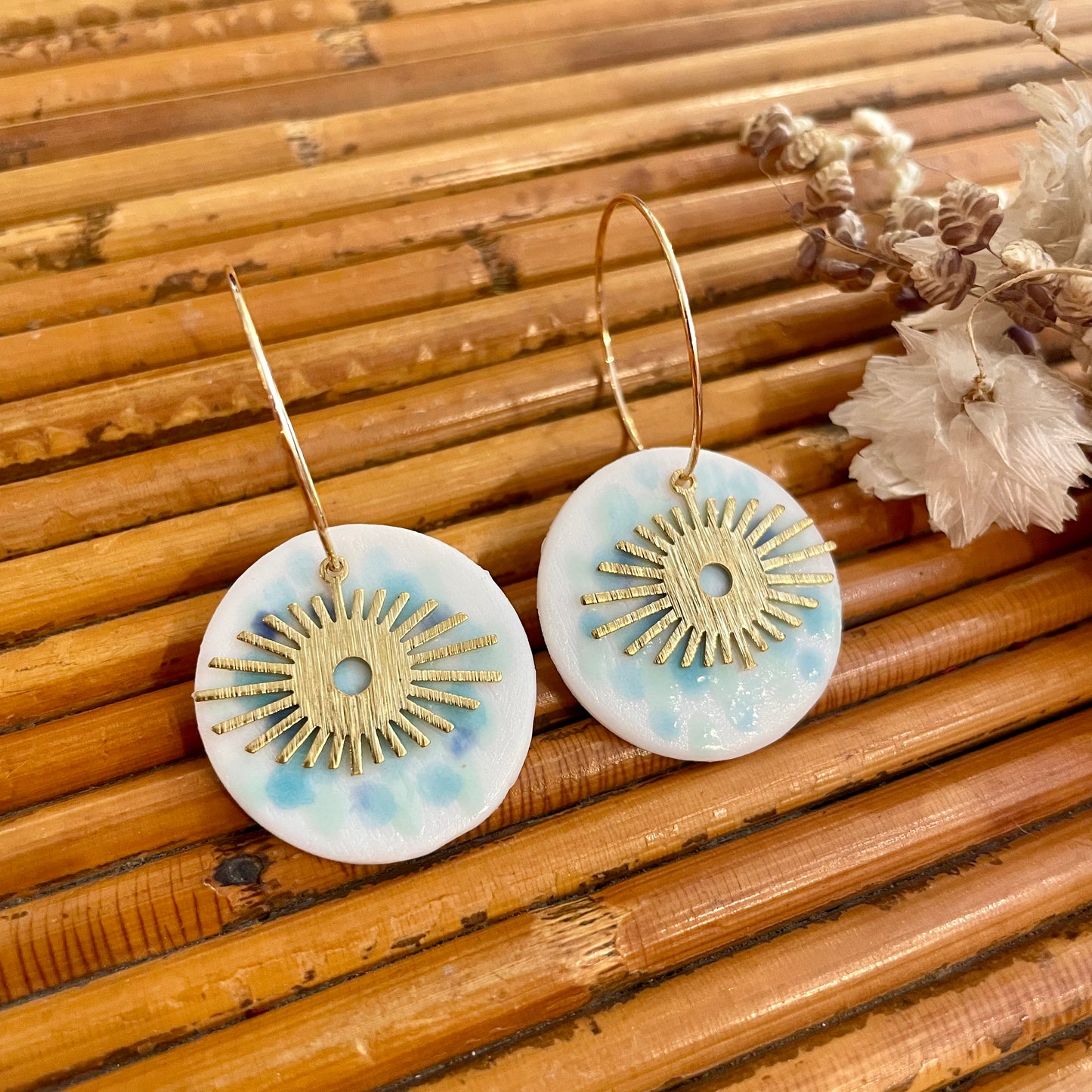 Boucles d'oreilles en céramique cercle tachetée blanc et bleu