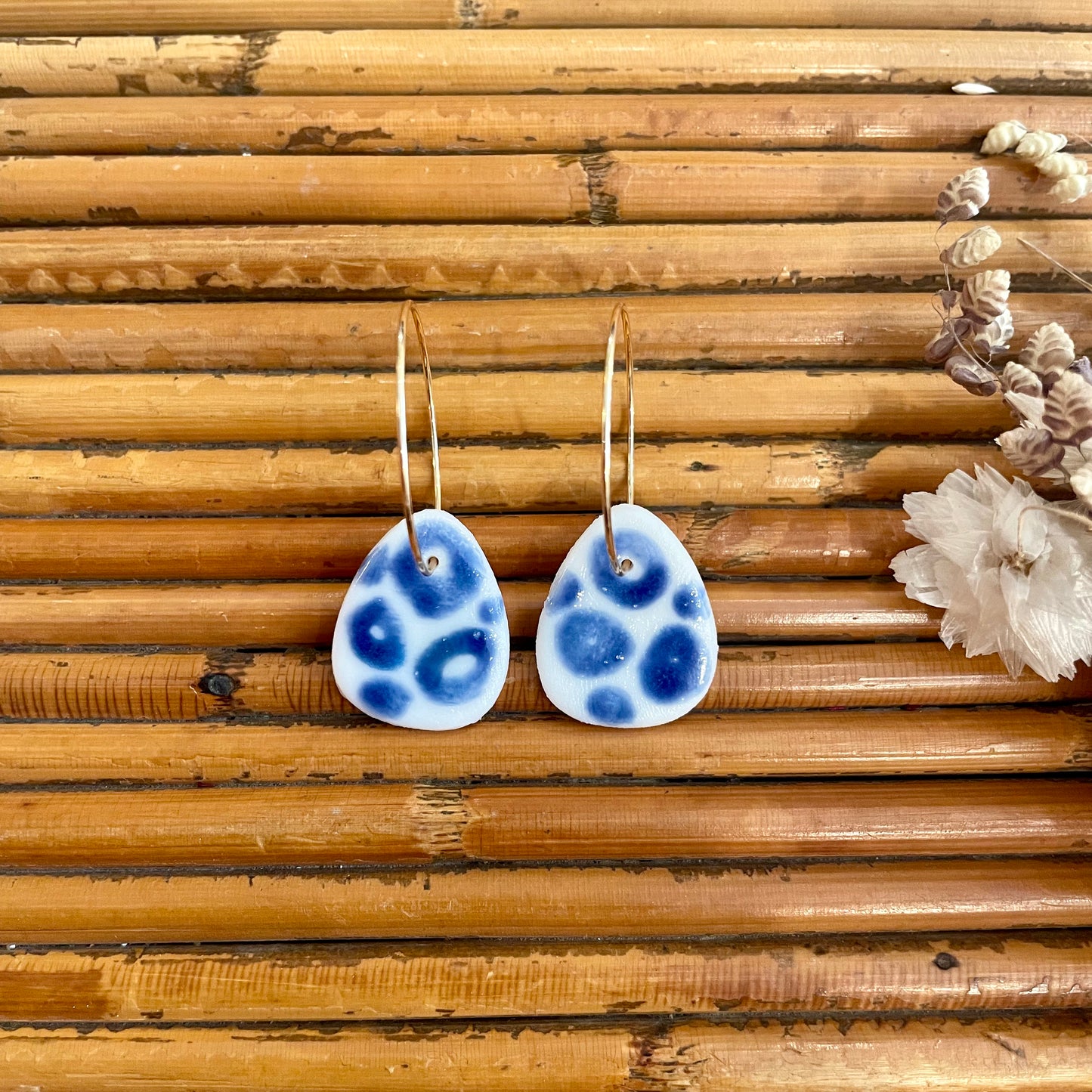 Boucles d'oreilles en céramique goutte blanche tachetée bleu foncé