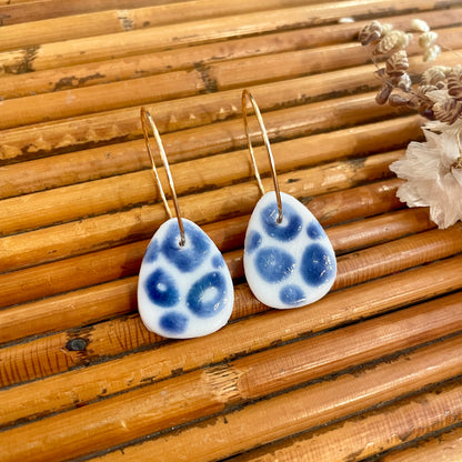 Boucles d'oreilles en céramique goutte blanche tachetée bleu foncé