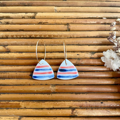 Boucles d'oreilles en céramique jupe blanche rayée bleu et rouge