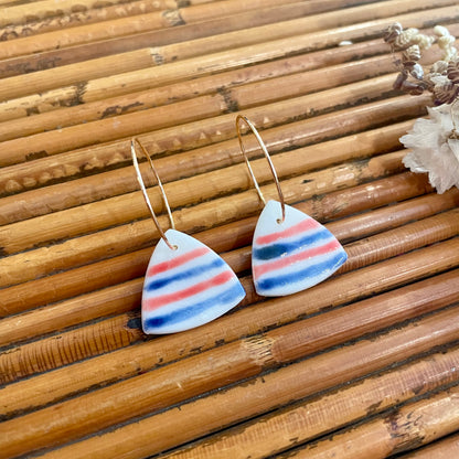 Boucles d'oreilles en céramique jupe blanche rayée bleu et rouge