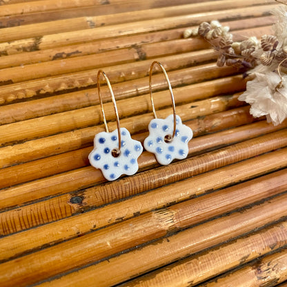 Boucles d'oreilles en céramique fleur blanche et point bleu foncé