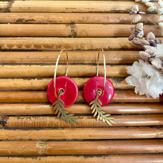 Boucles d'oreilles en céramique cercle et feuille rouge